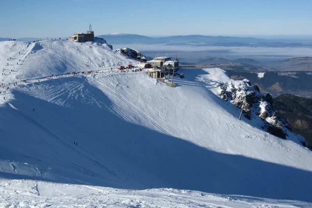 Blick auf das Skigebiet Kasprowy Wierch im Winter.